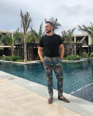 С чем носить темно-синие брюки чинос с цветочным принтом