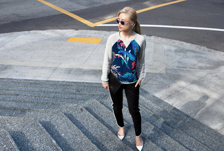 С чем носить темно-синий свитер с круглым вырезом с цветочным принтом женщине