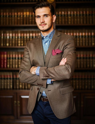 С чем носить темно-синюю джинсовую рубашку с цветочным принтом мужчине