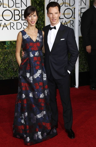 С чем носить темно-синее вечернее платье с цветочным принтом