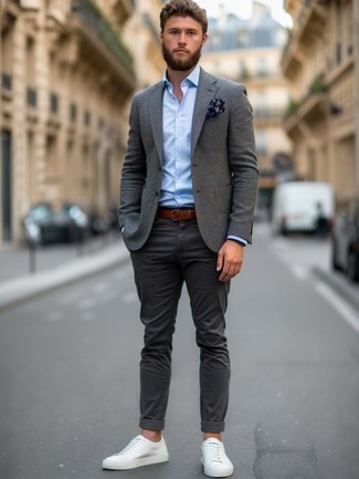 С чем носить темно-синий нагрудный платок с цветочным принтом