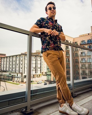 С чем носить темно-синюю футболку-поло с цветочным принтом мужчине