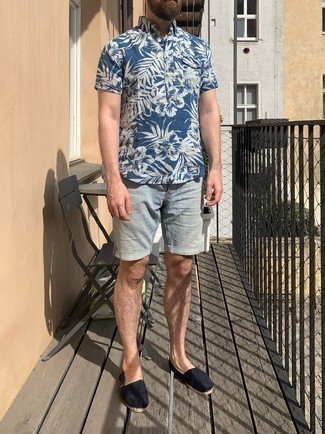 С чем носить темно-синюю футболку-поло с цветочным принтом мужчине