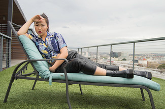 С чем носить темно-синюю рубашку с цветочным принтом женщине