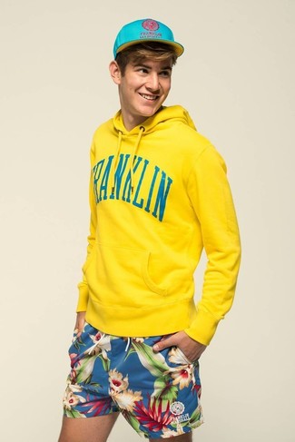 С чем носить темно-синие шорты с цветочным принтом мужчине