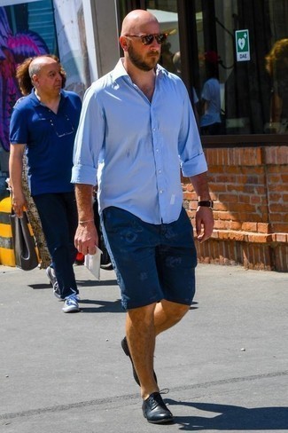 С чем носить темно-синие шорты с цветочным принтом мужчине