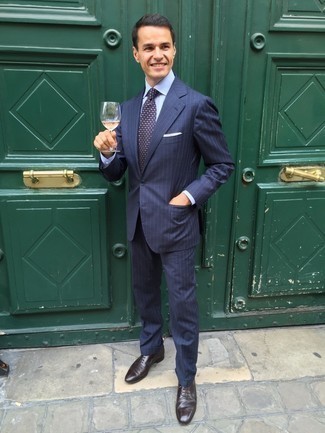 С чем носить темно-синий галстук с геометрическим рисунком мужчине