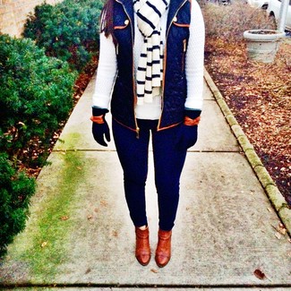 Какие свитера с круглым вырезом носить с темно-синим жилетом женщине