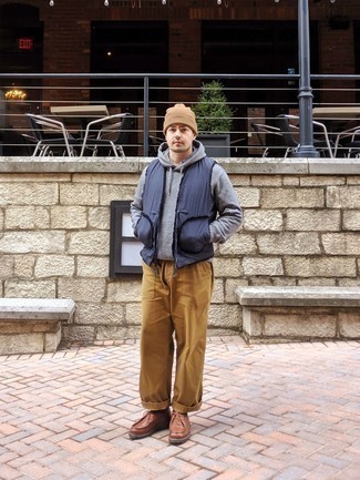 Какие ботинки дезерты носить с темно-синей курткой без рукавов