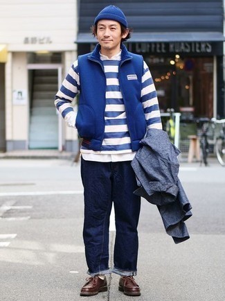 Какие джинсы носить с темно-синей курткой без рукавов мужчине