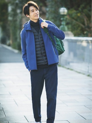 Какие водолазки носить с темно-синей курткой без рукавов мужчине