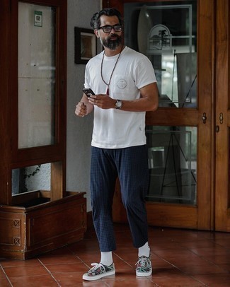 С чем носить темно-синие брюки чинос в мелкую клетку