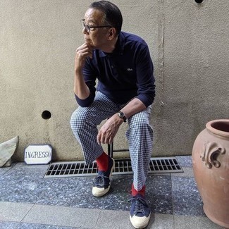 С чем носить темно-синие классические брюки в мелкую клетку мужчине