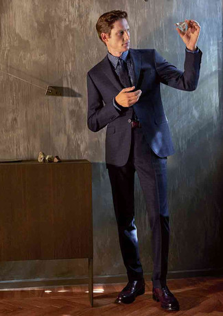 С чем носить темно-синюю классическую рубашку в мелкую клетку мужчине