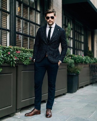 С чем носить темно-синий шерстяной пиджак в мелкую клетку мужчине