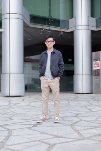 Как носить темно-синюю куртку харрингтон с бежевыми брюками чинос