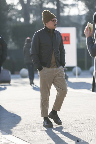 Как носить темно-синюю куртку харрингтон с бежевыми джинсами