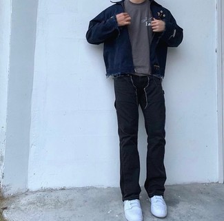 Как носить темно-синюю куртку харрингтон с черными джинсами