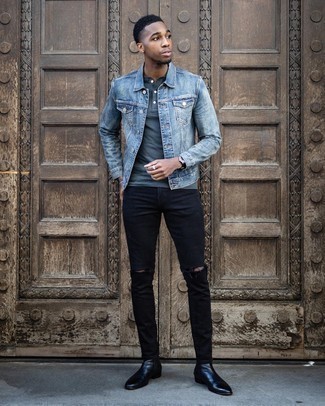 Какие джинсы носить с темно-синей футболкой на пуговицах мужчине