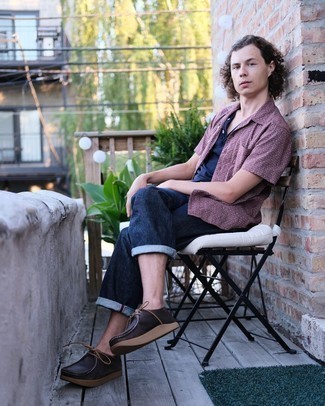 Какие джинсы носить с темно-синей футболкой на пуговицах мужчине