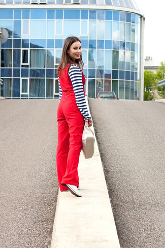 С чем носить темно-синюю футболку на пуговицах женщине