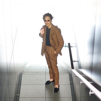 Какие костюмы носить с темно-синей футболкой на пуговицах