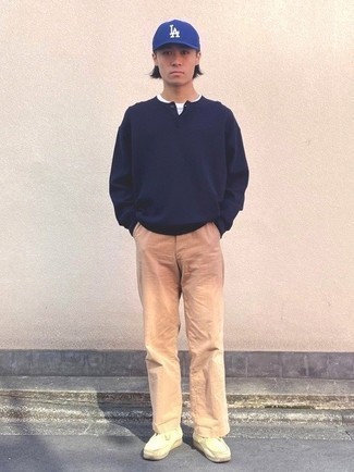 С чем носить темно-синий свитер с горловиной на пуговицах