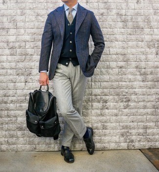 С чем носить темно-синий пиджак с узором "в ёлочку" мужчине