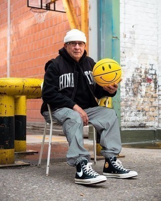 Какие брюки карго носить с темно-синими высокими кедами