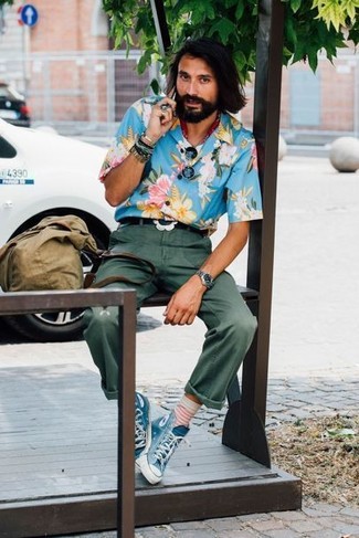 Какие брюки чинос носить с темно-синими высокими кедами