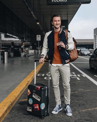 Какие брюки чинос носить с темно-синими высокими кедами