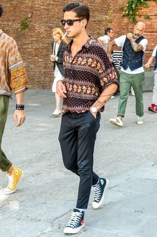 Какие брюки чинос носить с темно-синими высокими кедами