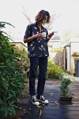 Какие брюки чинос носить с темно-синими высокими кедами