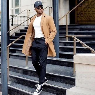 Какие брюки чинос носить с темно-синими высокими кедами