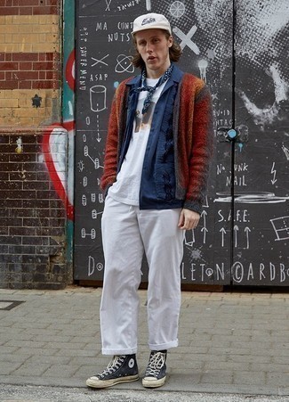 Какие брюки чинос носить с темно-синими высокими кедами