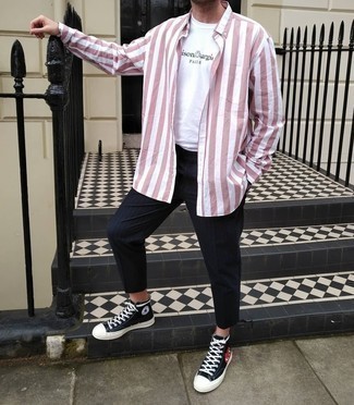 Какие брюки чинос носить с темно-синими высокими кедами