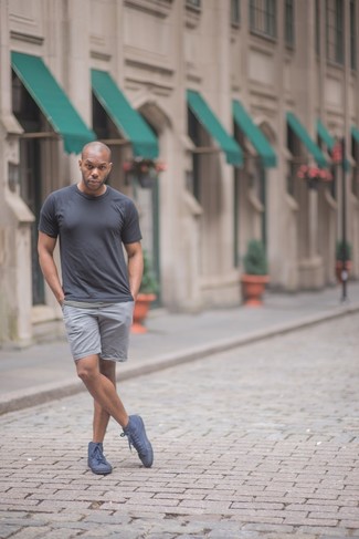 Какие шорты носить с темно-синими высокими кедами мужчине