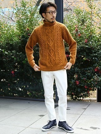 Какие водолазки носить с темно-синими высокими кедами мужчине