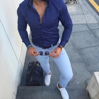 С чем носить темно-синюю дорожную сумку мужчине