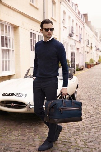 С чем носить темно-синюю дорожную сумку мужчине