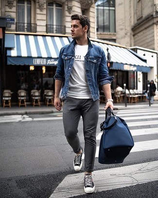 С чем носить темно-синюю дорожную сумку мужчине