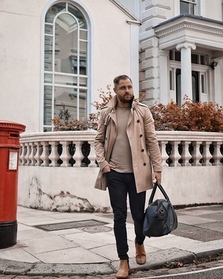 С чем носить темно-синюю дорожную сумку мужчине