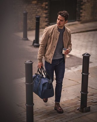 С чем носить темно-синюю дорожную сумку мужчине