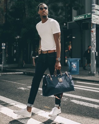 С чем носить темно-синюю дорожную сумку мужчине