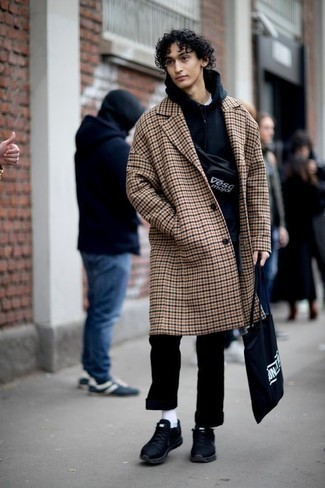 Как носить темно-синий худи с светло-коричневым длинным пальто