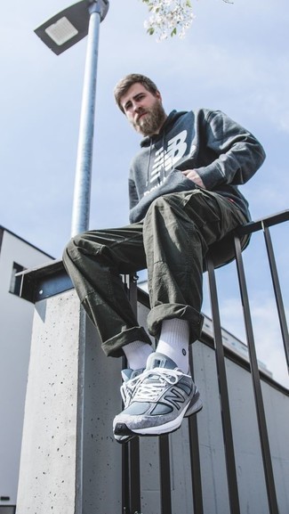 Какие брюки карго носить с темно-синим худи