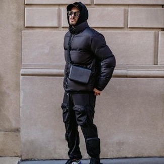 Какие брюки карго носить с темно-синим худи