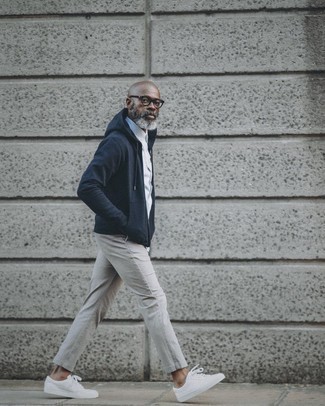 Как носить темно-синий худи с серыми брюками чинос