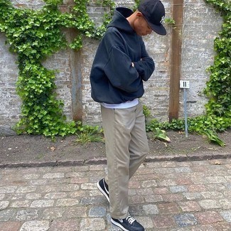 Как носить темно-синий худи с серыми брюками чинос