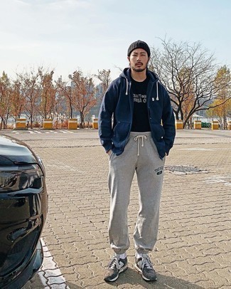 Как носить темно-синий худи с серыми спортивными штанами мужчине
